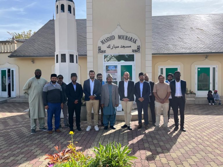 Photo de groupe devant la mosquée Mubarak