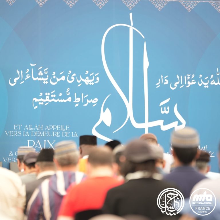 Participants devant la scène de la Jalsa Salana 2026