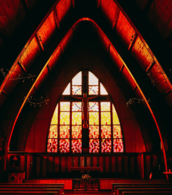 Intérieur d’une église avec un crucifix et des vitraux