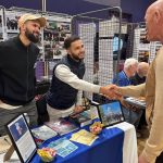 Accueil d’un visiteur sur le stand de la communauté musulmane Ahmadiyya au Forum des associations de Mantes-la-Ville