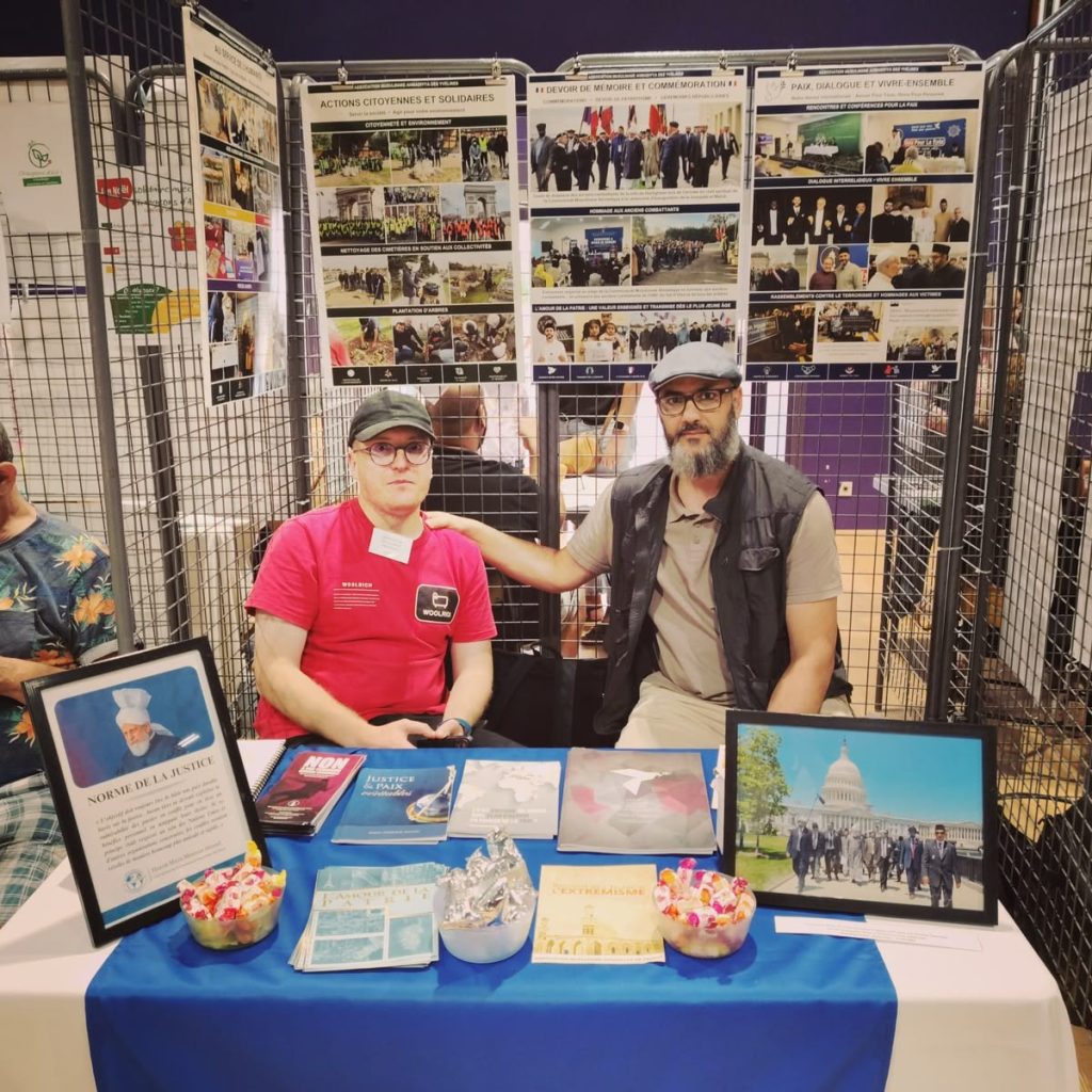 Échanges avec les visiteurs sur le stand de la communauté au Forum des associations de Mantes-la-Ville