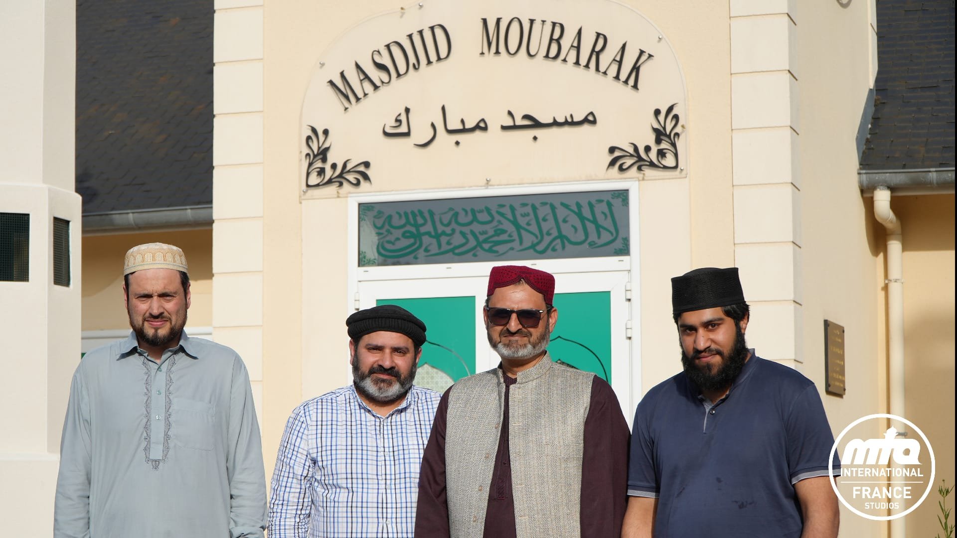 Organisateurs du Quiz national Ta’lim devant la Mosquée Mubarak de Saint-Prix