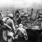 Soldats français quittant leur tranchée pour monter à l’attaque pendant la bataille de Verdun, en 1916